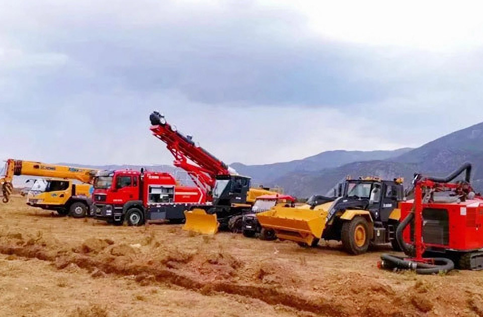 汇彩网登录大厅参与空地联合营救灭火、“孤岛”救援、堰塞湖险情处置等实战演练。
