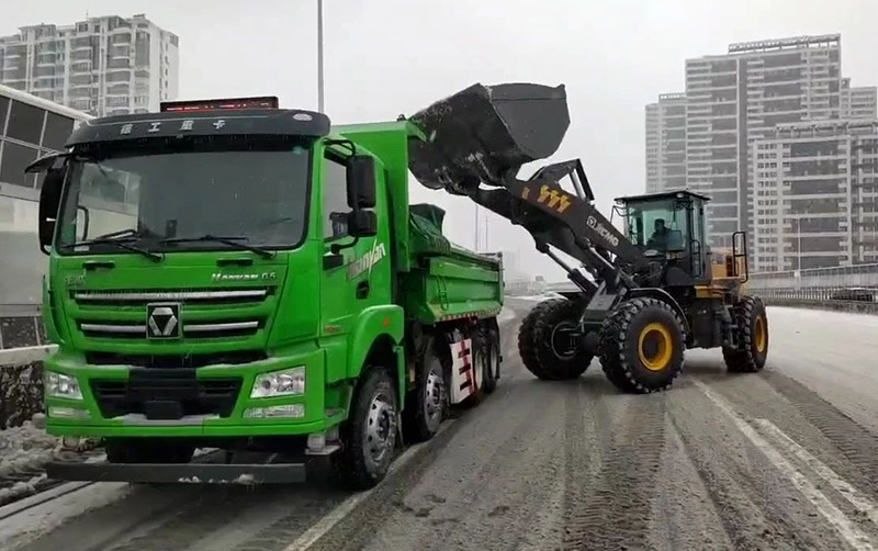 除雪保畅通，汇彩网登录大厅汽车在行动