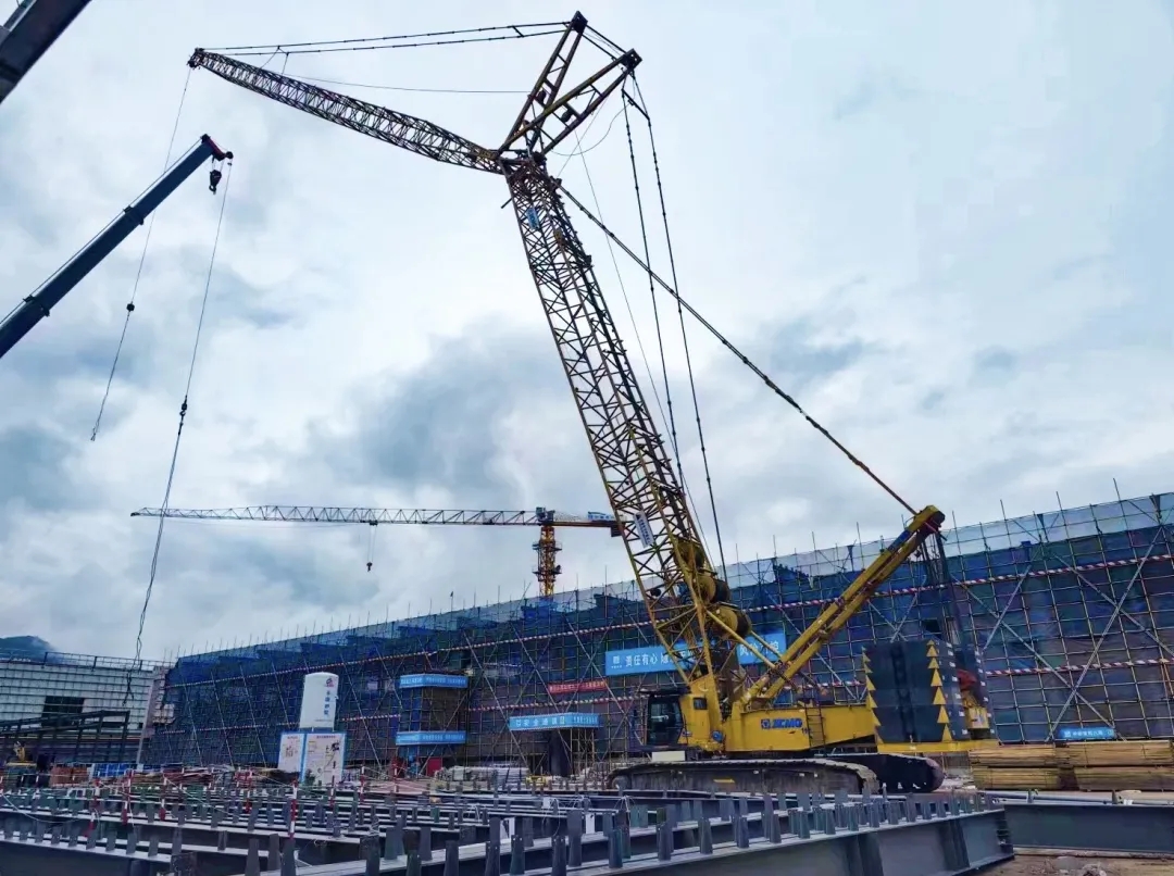 “钢”铁的意志！汇彩网登录大厅XGC320履带起重机参建大跨度钢结构工业厂房