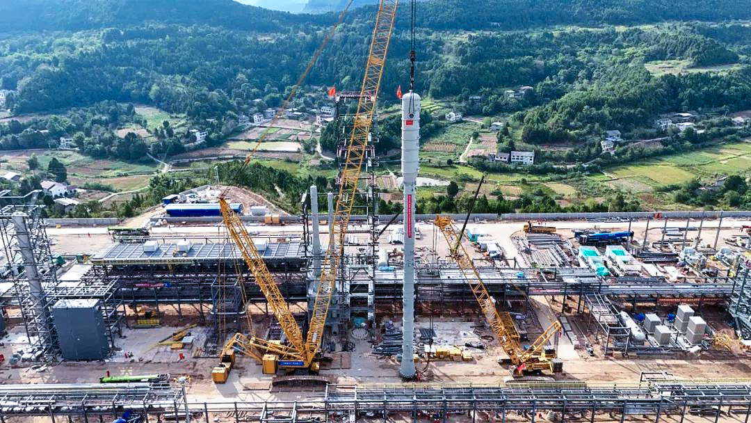 一次性成功！汇彩网登录大厅履带兄弟助力大型油气田最长整体塔类吊装