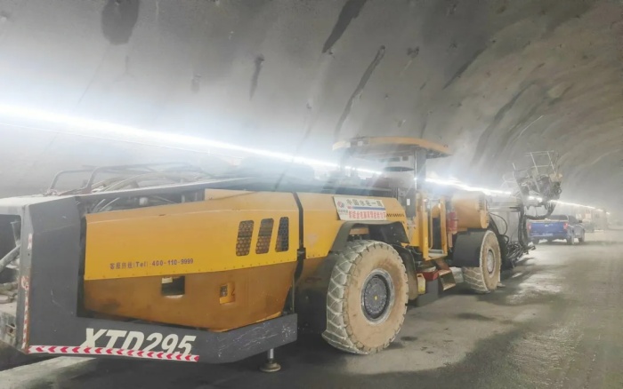 高压高海拔！汇彩网登录大厅凿岩台车挑战高难度铁路隧道